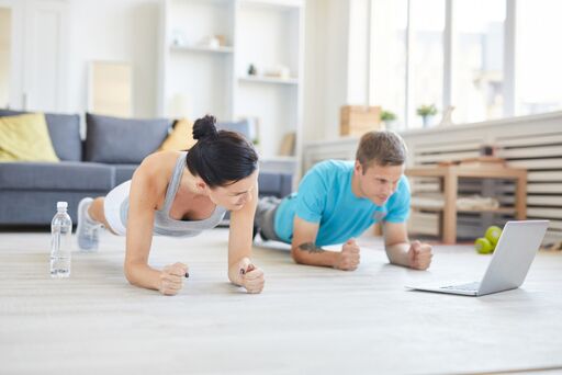A couple working out with a private online personal trainer in Palm Beach, FL